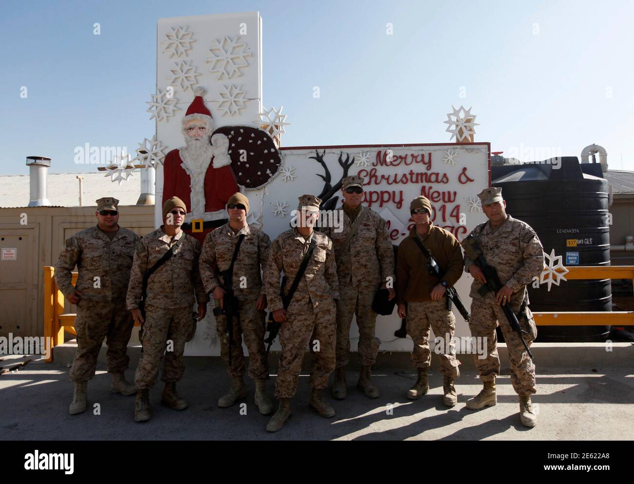 Die NATO-Truppen der Internationalen Sicherheitshilfe (ISAF) fotografieren während der Weihnachtsfeierlichkeiten auf dem Bagram Airfield, nördlich von Kabul, am 25. Dezember 2013. REUTERS/Mohammad Ismail (AFGHANISTAN - Tags: MILITÄRGESELLSCHAFT) Stockfoto
