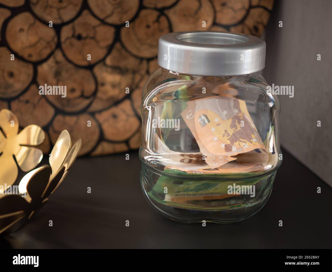 Sparkonzept. Glas mit Euro. Stockfoto