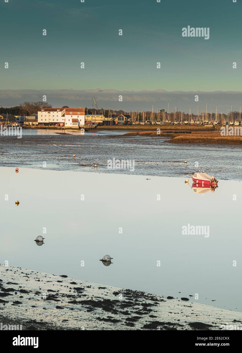 Getöntes Foto des Tidemill in Woodridge, Fluss Deben bei Ebbe, Sperrwanderungen, sonnige Flutwanderung, am späten Nachmittag entlang des Flusses Stockfoto