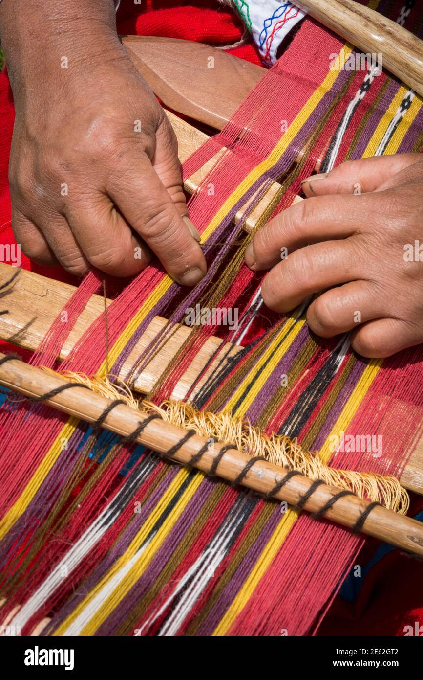 Weben von traditionellen Quechua-Stoffen im Dorf Misminay, Heiliges Tal, Peru. Stockfoto