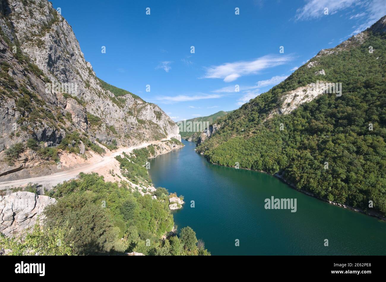 Blaues Wasser des Koman-Fierza-Sees, Albanien Stockfoto