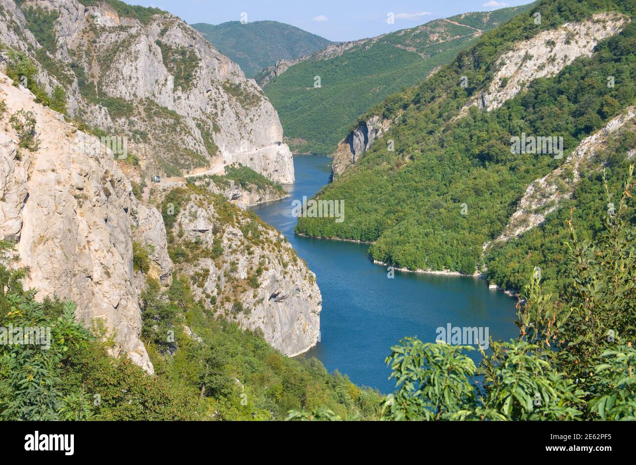 Blaues Wasser des Koman-Fierza-Sees zwischen steilen Klippen, Albanien Stockfoto