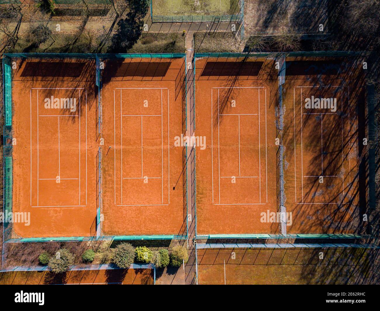 Grafische Luftaufnahme von leeren Tennisplätzen. Luftaufnahme der leeren Tennisplätze. Stockfoto