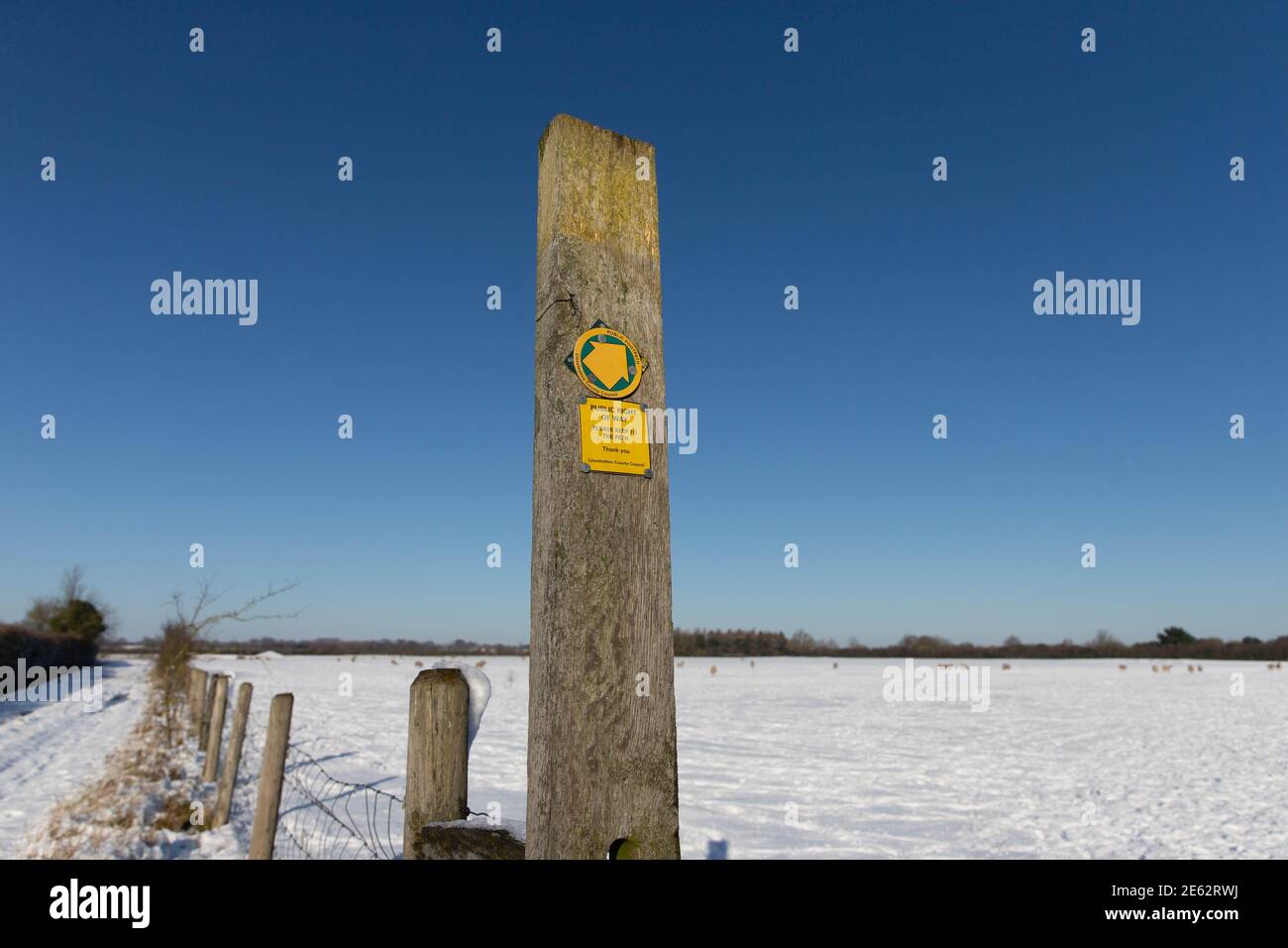 25-1-2021 Öffentliche Wanderweg Zeichen in einem schneebedeckten Feld Lincolnshire Stockfoto