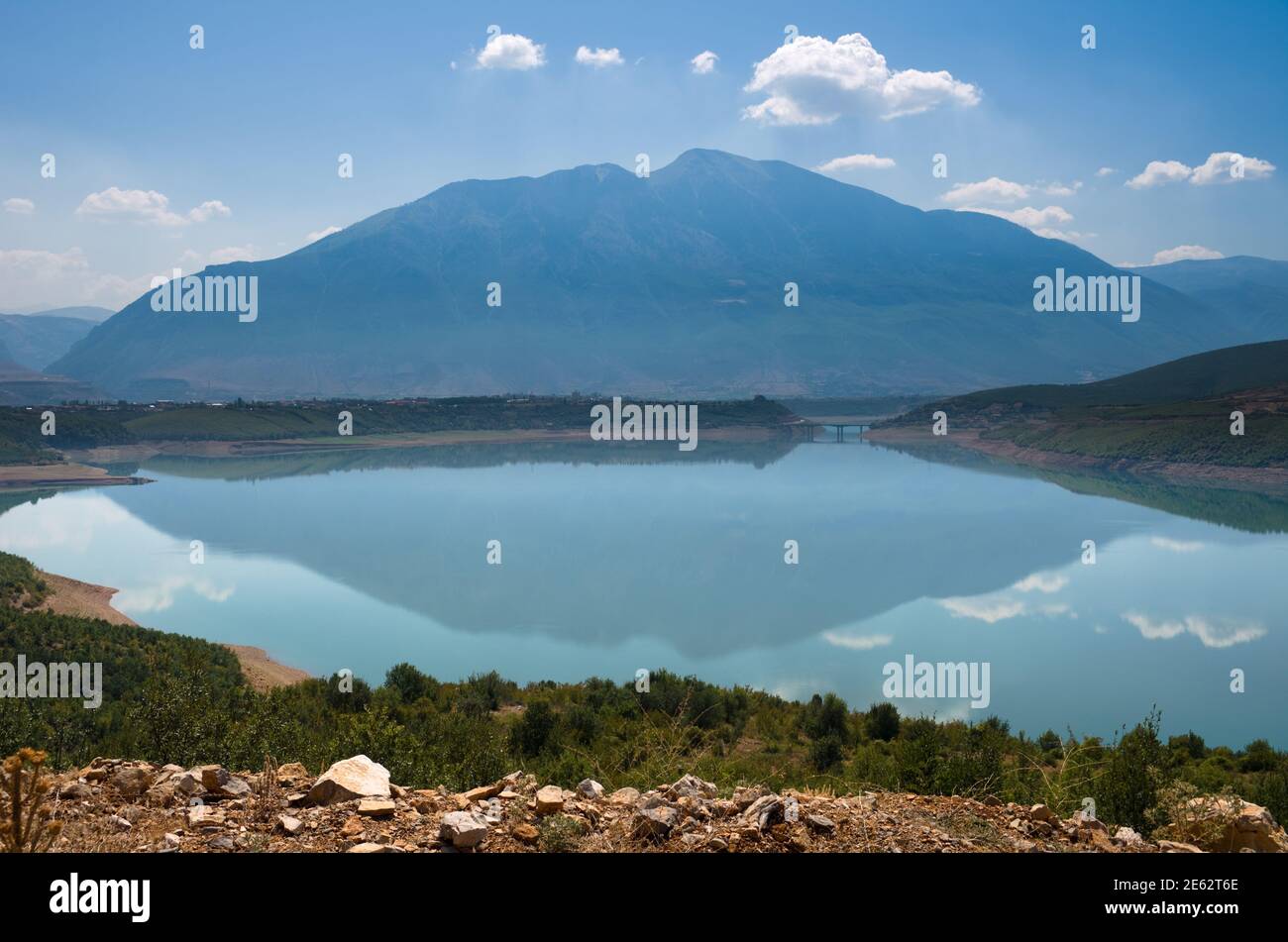 Bergspiegelung auf dem Fierza See bei Kukes im Nordosten Albanien Stockfoto