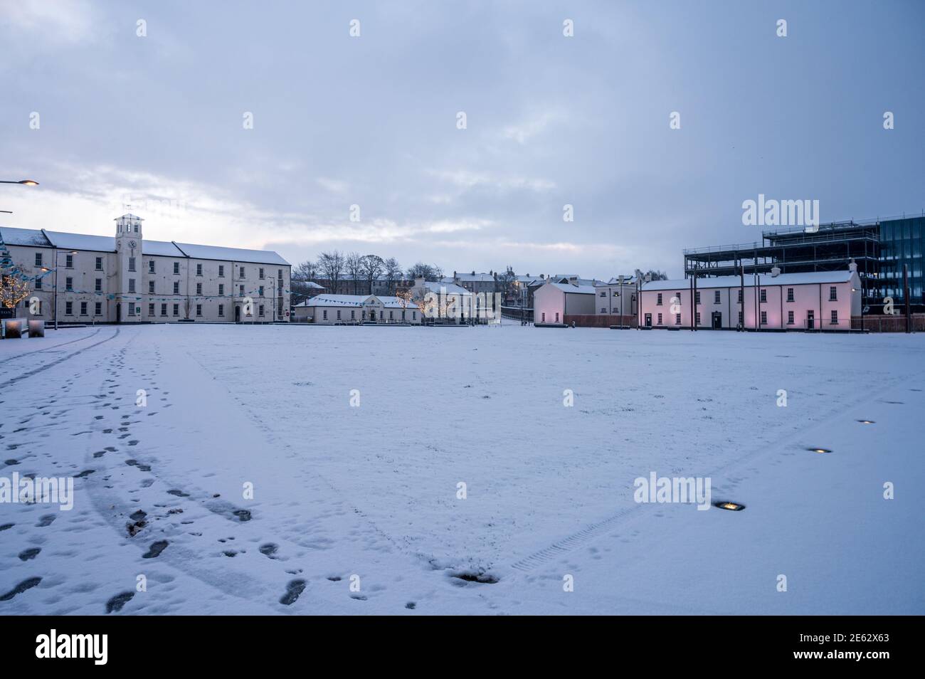 Derry, Norther Ireland- Jan 22, 2021: Ebrington Square mit Schnee im Winter Stockfoto