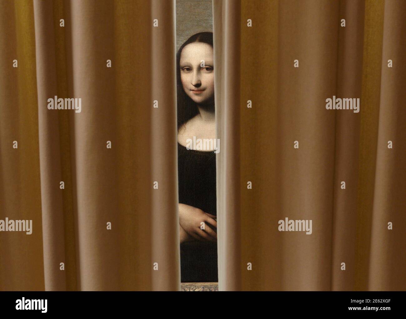 Ein Gemälde Leonardo da Vinci zugeschrieben und Vertretung Mona Lisa hinter  einem Vorhang während einer Vorschau-Präsentation in einem Tresor in Genf  26. September 2012 abgebildet ist. Die Mona Lisa Foundation, eine  Non-Profit-Organisation