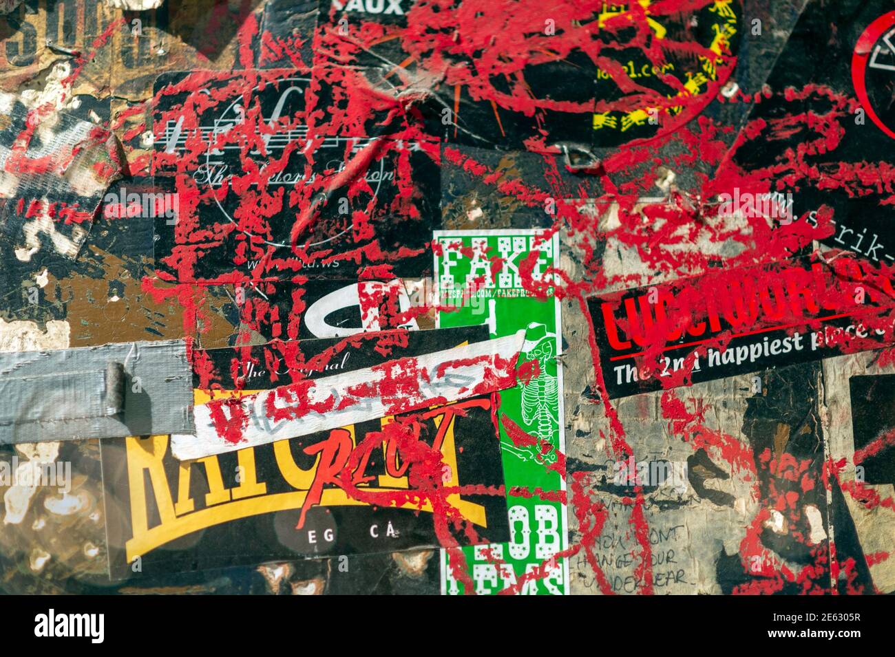 Grunge Hintergrund mit alten zerrissenen Poster Stockfoto