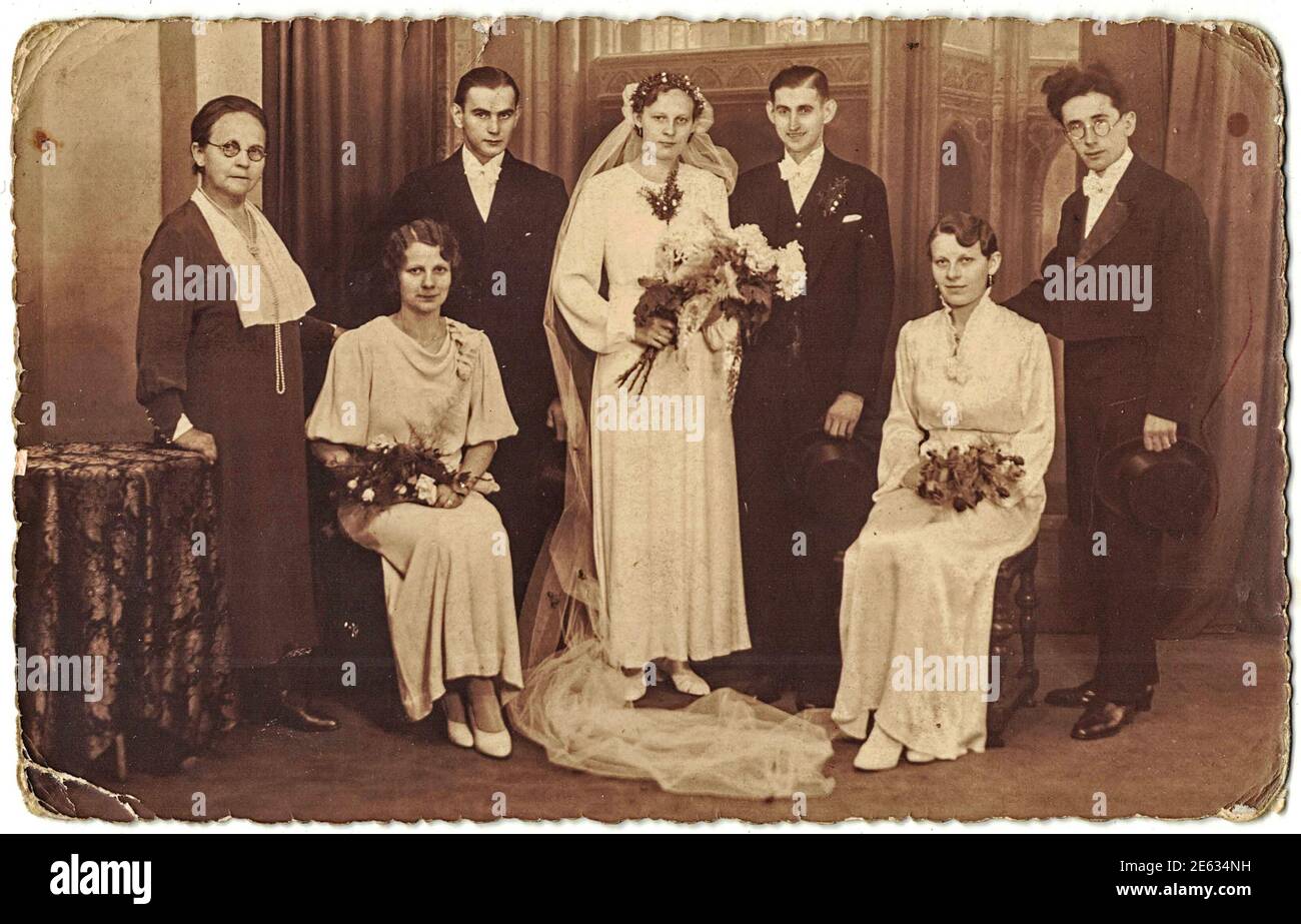 DEUTSCHLAND - UM 1920er Jahre: Vintage-Foto zeigt drei Paare von Jungvermählten. Schwarz-Weiß-Fotografie im Retro-Stil. 1920er Jahre Stockfoto