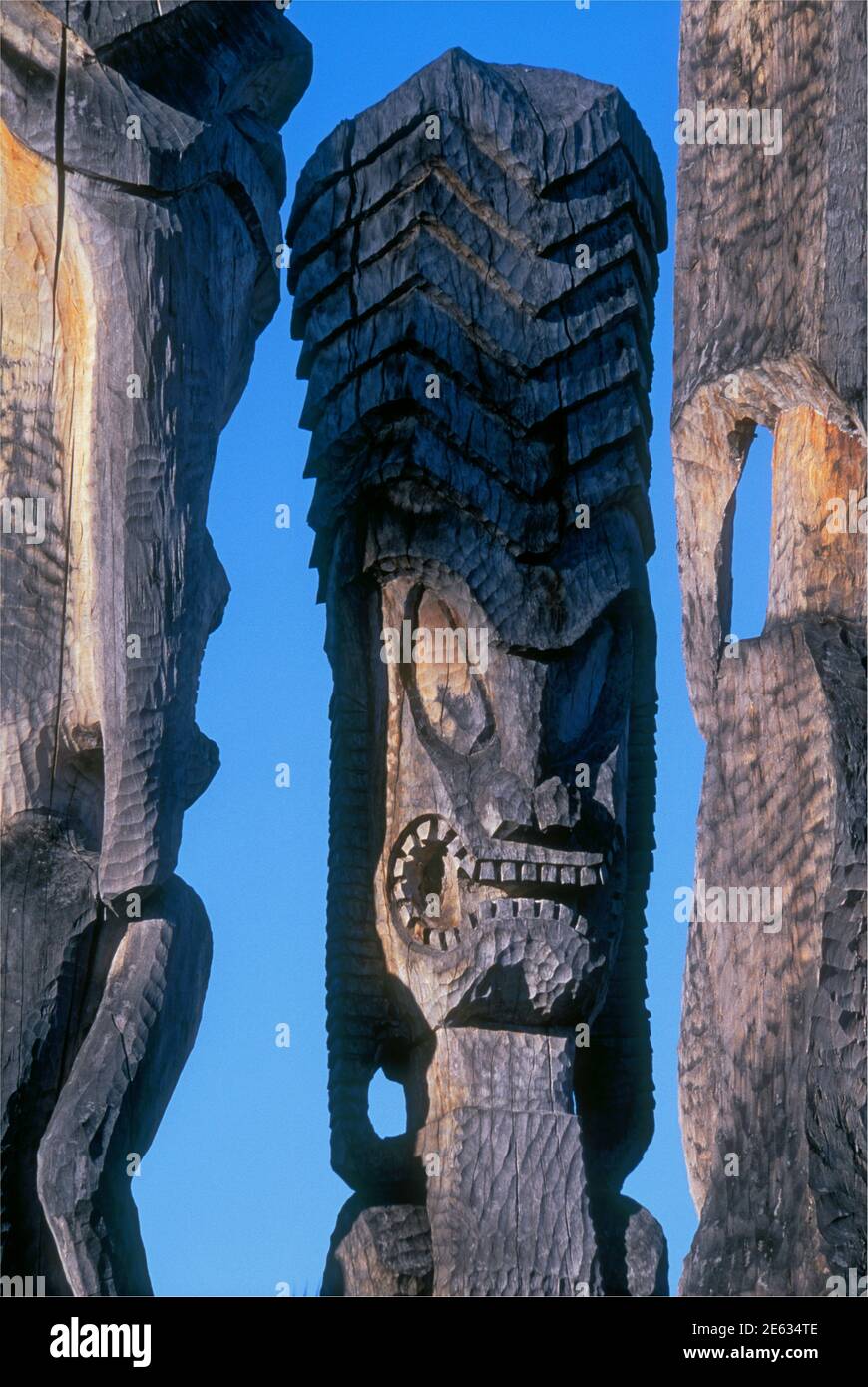 Geschnitzte hölzerne Ki'i im Hale O Keawe Heiau, Pu'uhonua O Honaunau National Historical Park, South Kona, Insel Hawaii. Stockfoto