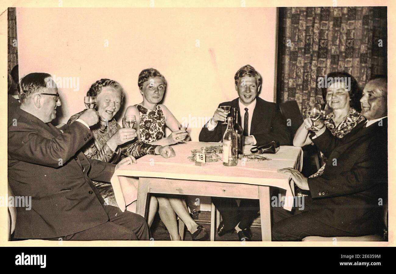 DEUTSCHLAND - UM 1970: Retro-Foto zeigt gesellschaftliche Veranstaltung -  Silvesterfeier. Ca. 70er Jahre Stockfotografie - Alamy