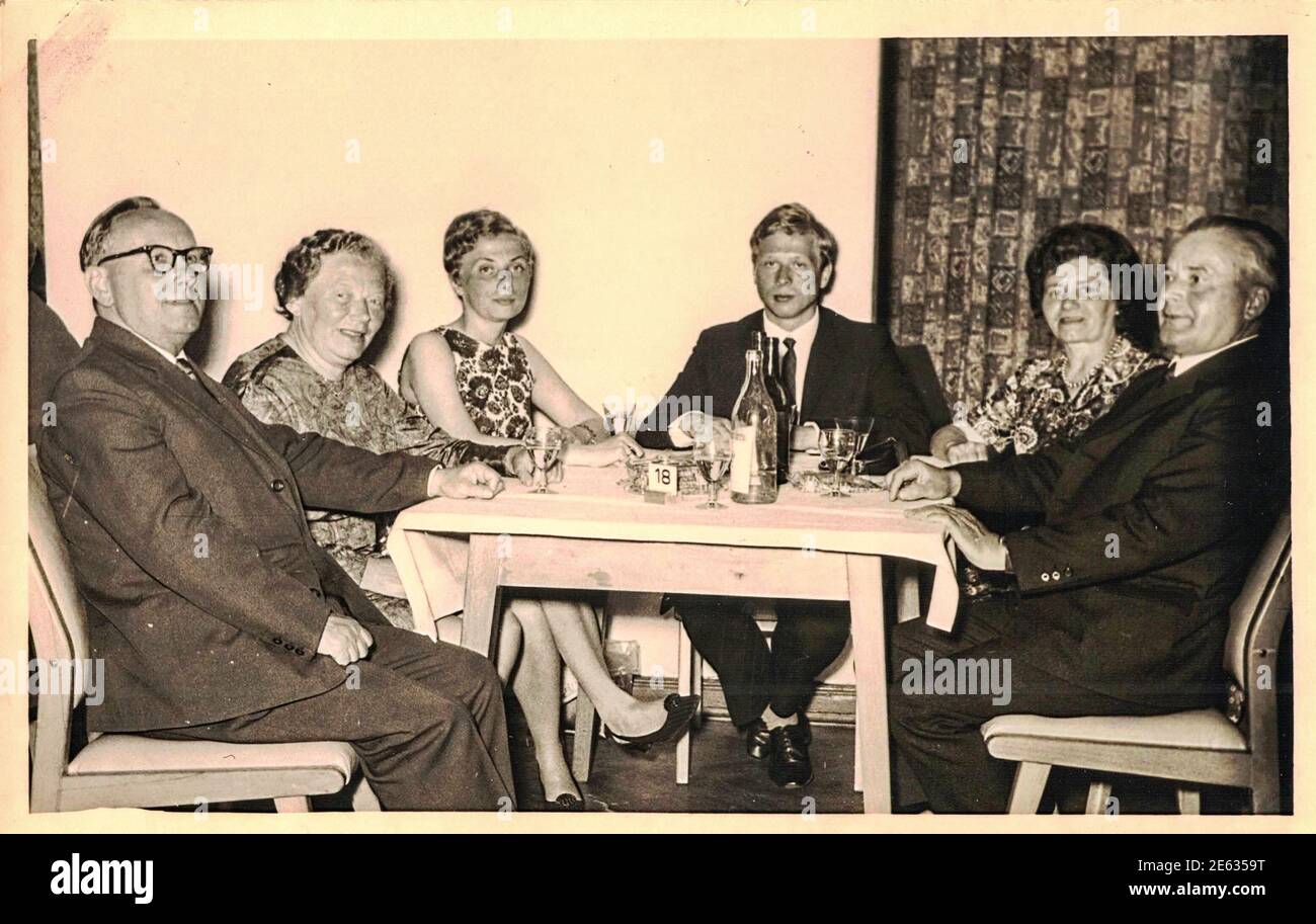 DEUTSCHLAND - UM 1970s: Retro-Foto zeigt gesellschaftliches Ereignis - Silvesterfeier. Ca. 1970s. Schwarzweiß-Foto Stockfoto