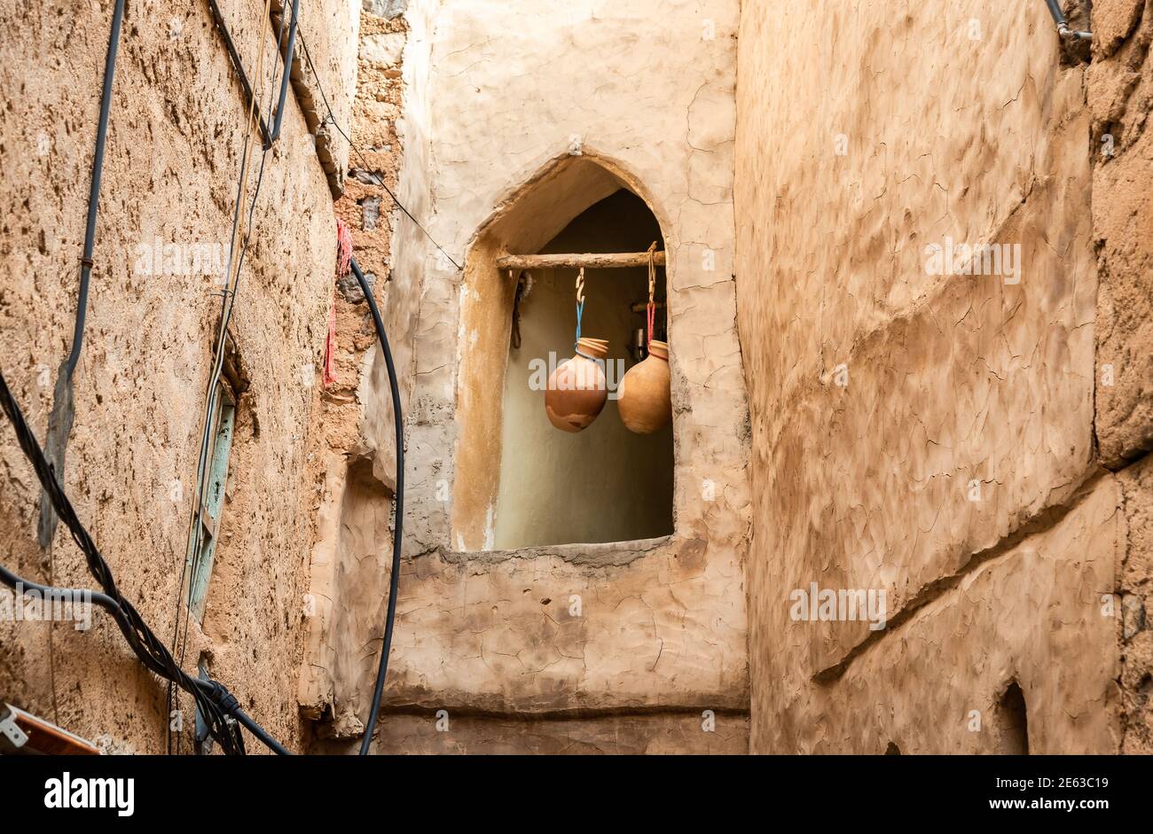 Die Öl- und Wassergläser, die im Fenster eines alten Hauses im Dorf Misfat Al Abriyeen, Sultanat von Oman, abgegeben wurden. Stockfoto