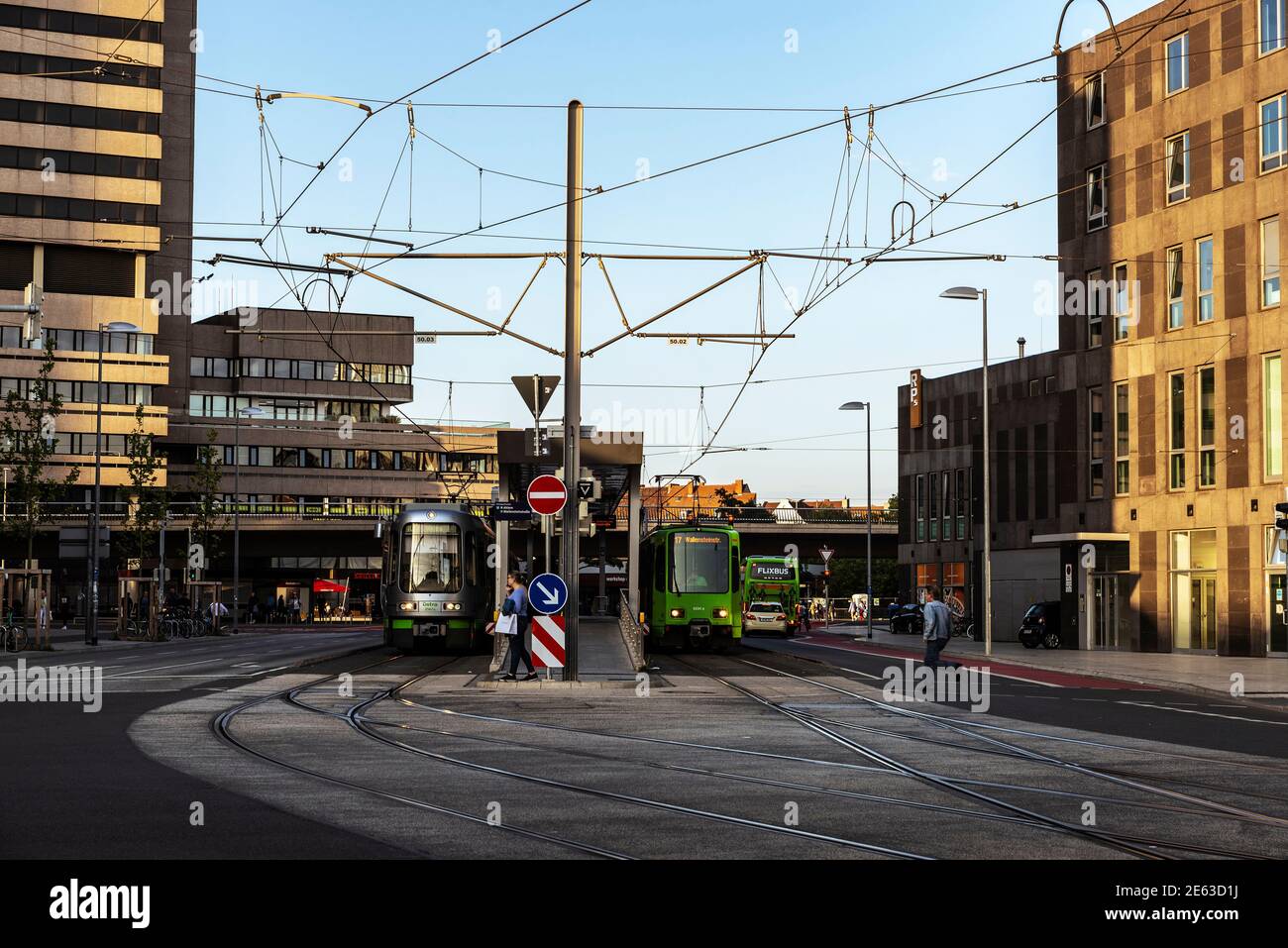 Hannover, 19. August 2019: TW 2000 Straßenbahn im Umlauf und Menschen zu Fuß im Zentrum von Hannover, Deutschland Stockfoto