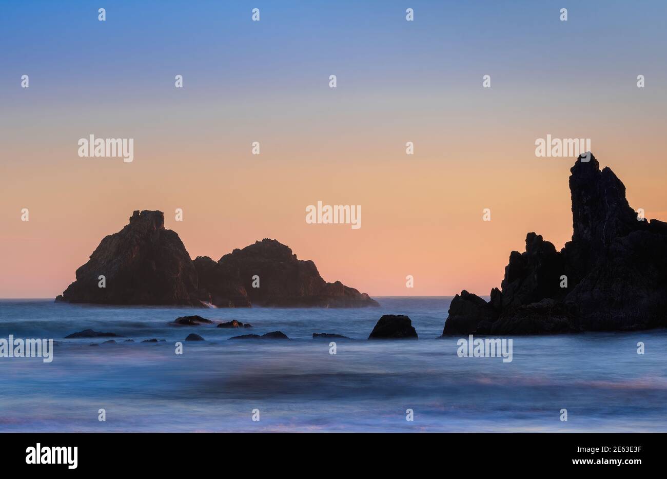 Das Meer ist im Harris Beach State Park an der südlichen Küste von Oregon. Stockfoto