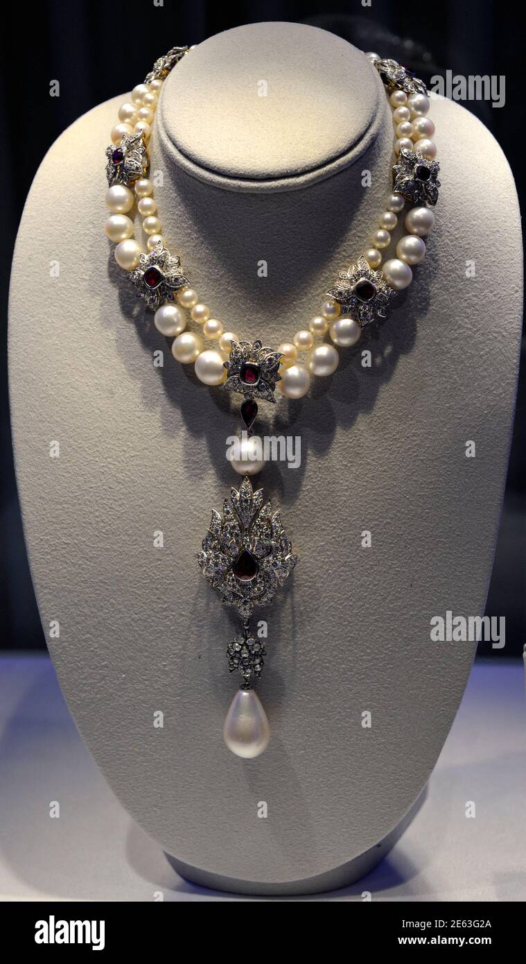La Peregrina, eine Perle, Diamant, Rubin und kultivierten Perlenkette von  Cartier, ihrem fünften Ehemann Richard Burton, Elizabeth Taylor gegeben  erscheint bei Christies Auktionshaus in Paris 15. November 2011. Die  Halskette ist Teil