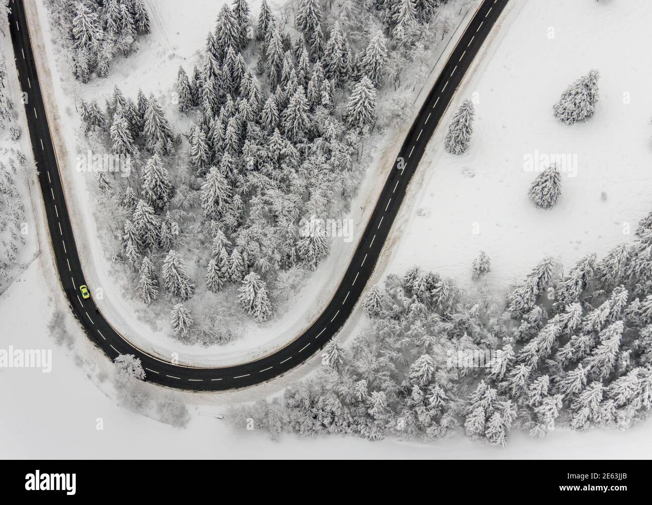 Luftaufnahme der verschneiten Winterlandschaft von Winterberg mit kurvenreichen Straßen und Wegen im Sauerland in Nordrhein-Westfalen, Deutschland, Sauerland, Europ Stockfoto