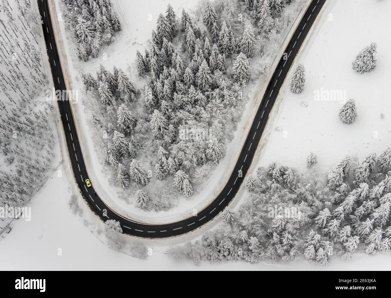 Luftaufnahme der verschneiten Winterlandschaft von Winterberg mit kurvenreichen Straßen und Wegen im Sauerland in Nordrhein-Westfalen, Deutschland, Sauerland, Europ Stockfoto