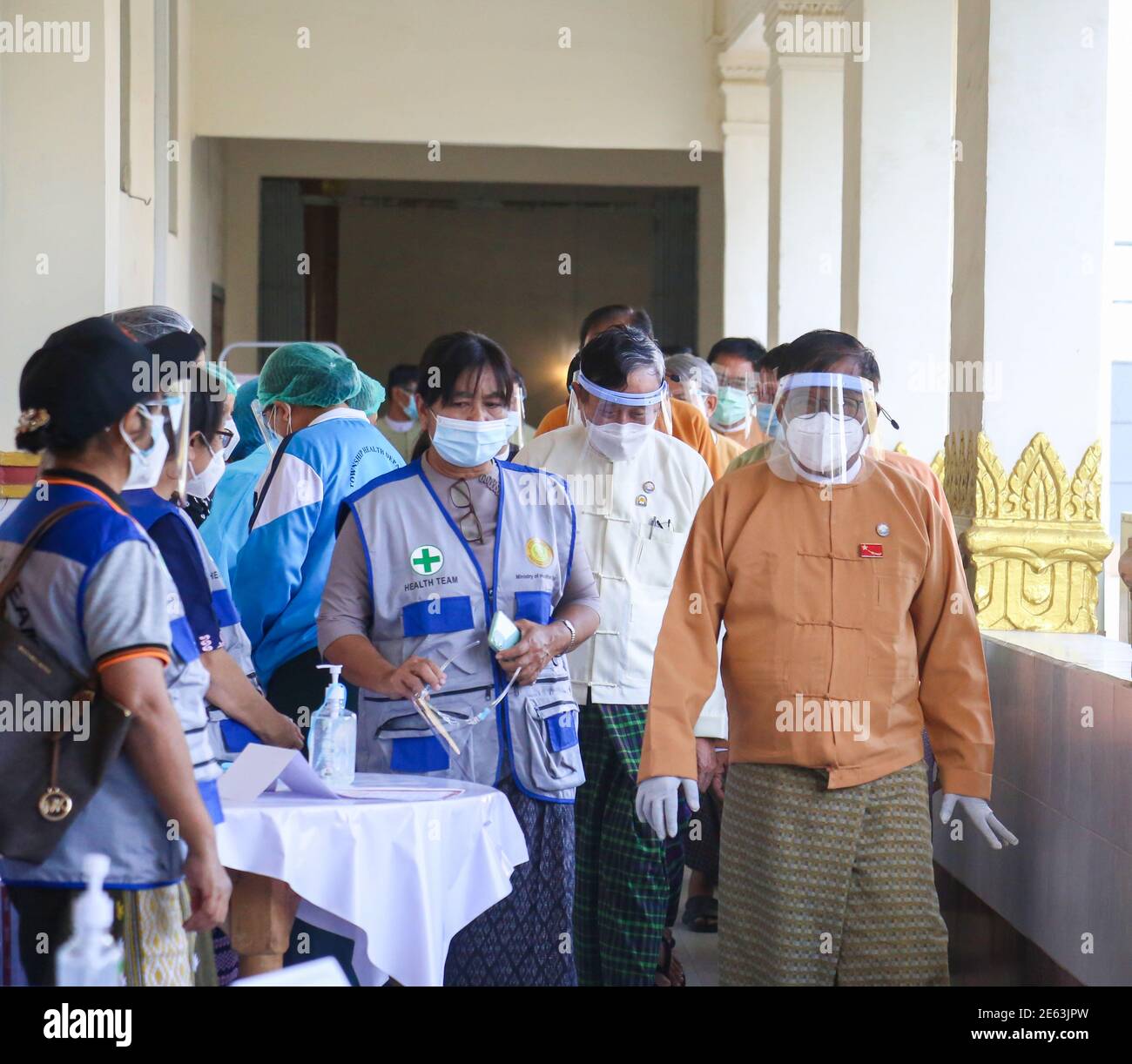 Kabinettsmitglieder mit dem Premierminister von Mandalay, Dr. Zaw Myint Maung, gesehen während der Mittagszeremonie des kovishield covid-19 Impfstoffs im Rathaus von Mandalay.Myanmar beginnt seine Impfkampagne gegen Covid-19, da das benachbarte Indien 1.5 Millionen Impfdosen gespendet hat. Stockfoto