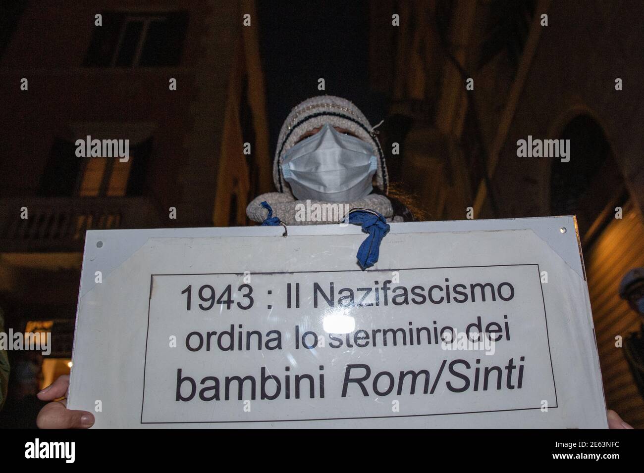 Rom, Italien. Januar 2021. (1/27/2021) EIN Mädchen zeigt ein Schild über die Vernichtung von Kindern des Rom-Sinti-Volkes durch die Nazi-Faschisten (Foto: Matteo Nardone/Pacific Press/Sipa USA) Quelle: SIPA USA/Alamy Live News Stockfoto