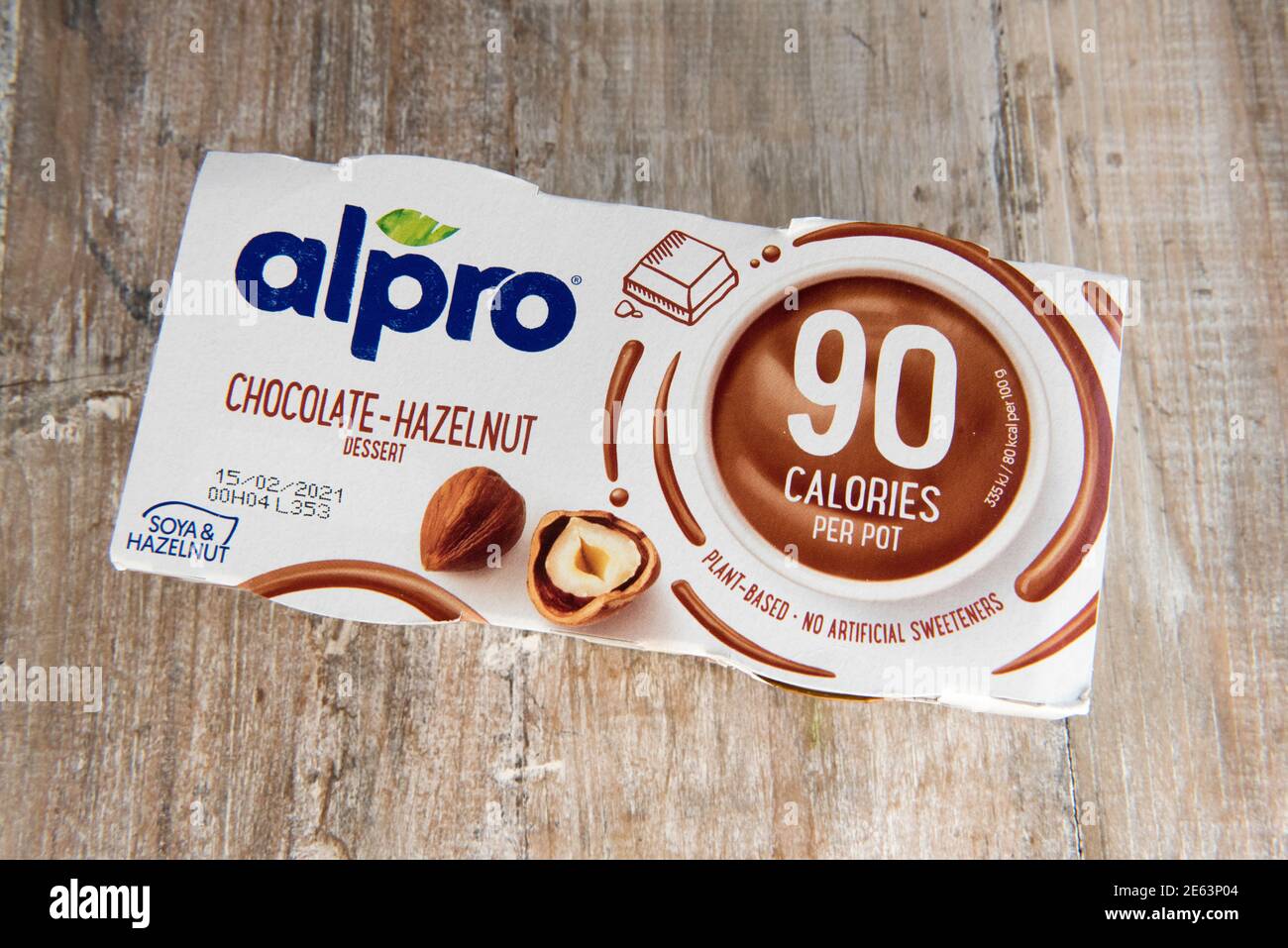 Alpro Chocolate - Haselnuss Dessert Sojabohnen auf pflanzlicher Basis veganer Joghurt Im Paket auf hölzernen Hintergrund Stockfoto