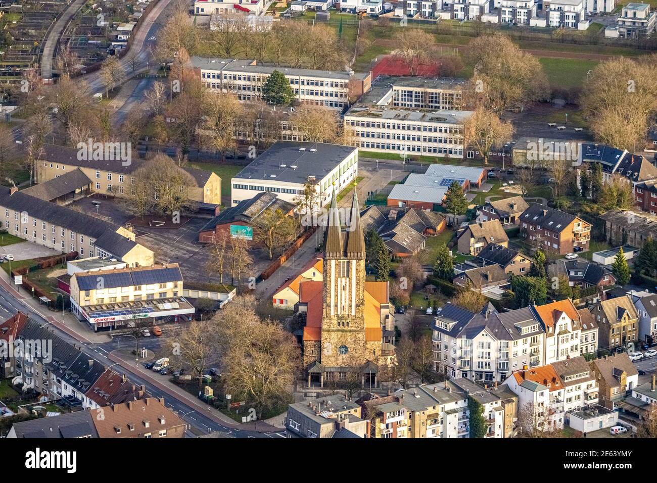 Luftaufnahme Beisenkamp Gymnasium und Pfarrei St. Franz von Assisi Liebfrauenkirche in Hamm, Ruhrgebiet, Nordrhein-Westfalen, Deutschland, am Beise Stockfoto