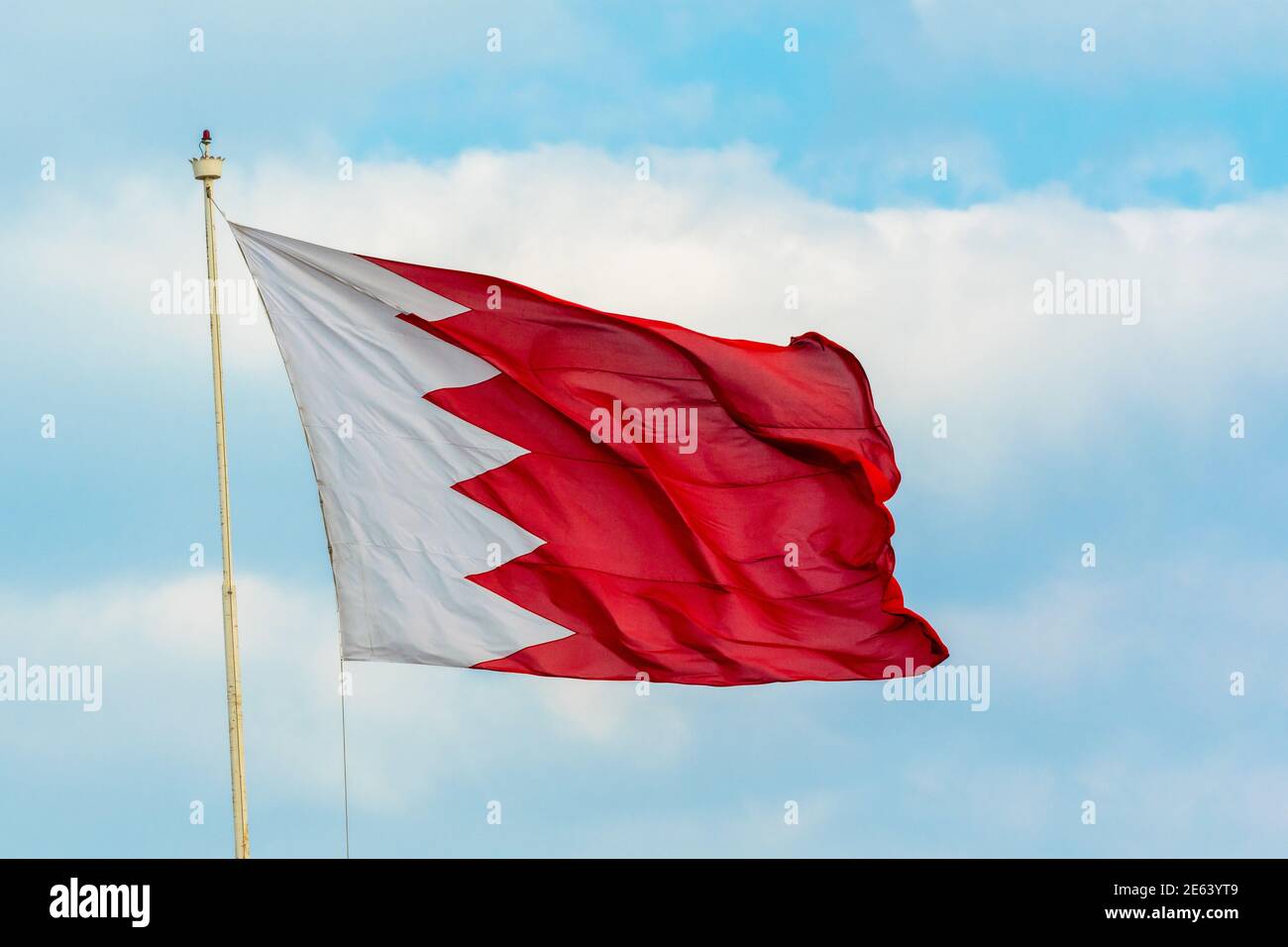 Die Nationalflagge von Bahrain schwankt im Wind gegen die Blau bewölkt sk Stockfoto