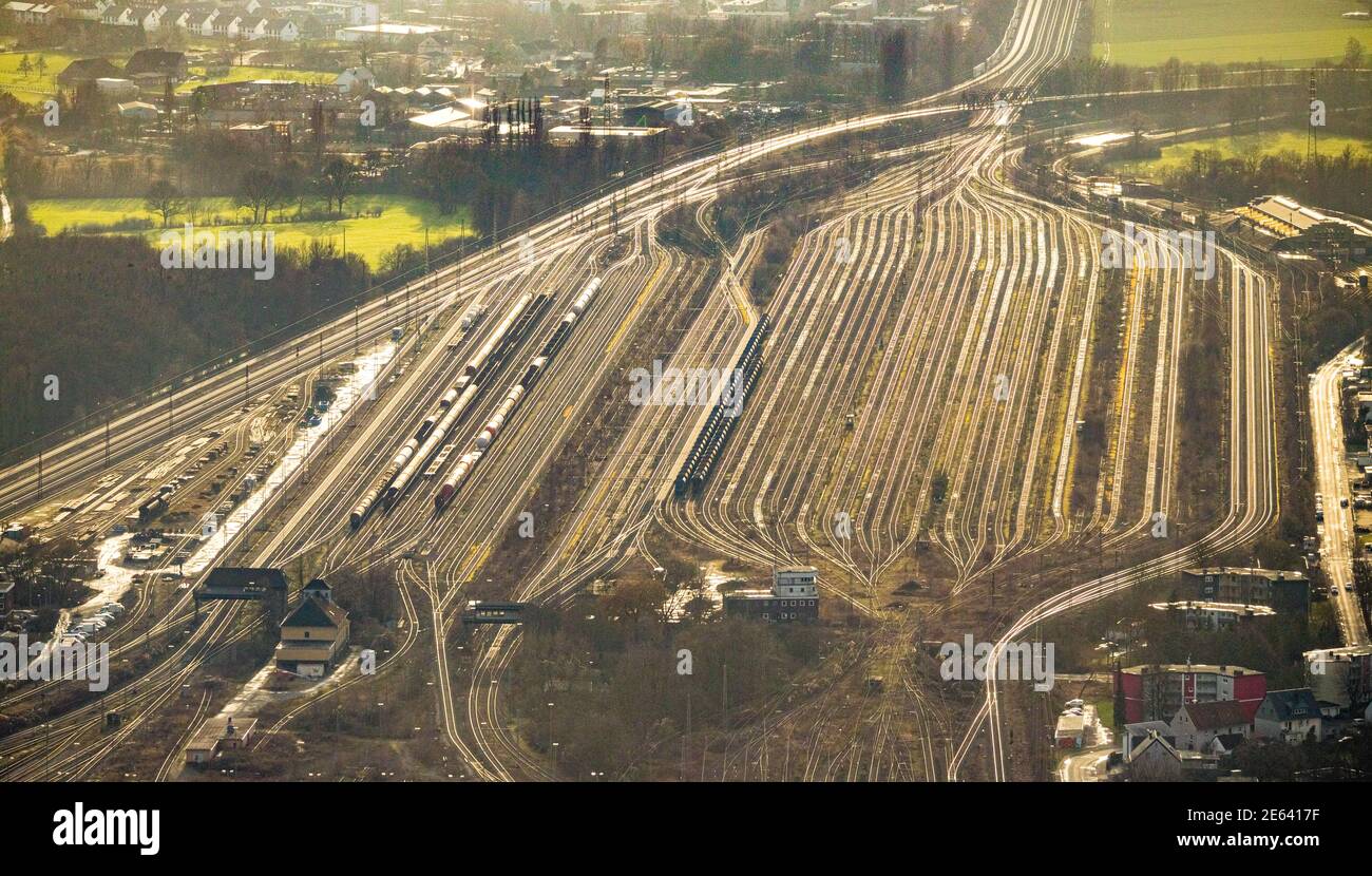 Luftbild Rangierbahnhof und Güterbahnhof hinterleuchtet in Hamm, Ruhrgebiet, Nordrhein-Westfalen, Deutschland, Bahngleise, Bahnhof, DE, Deutsche B Stockfoto