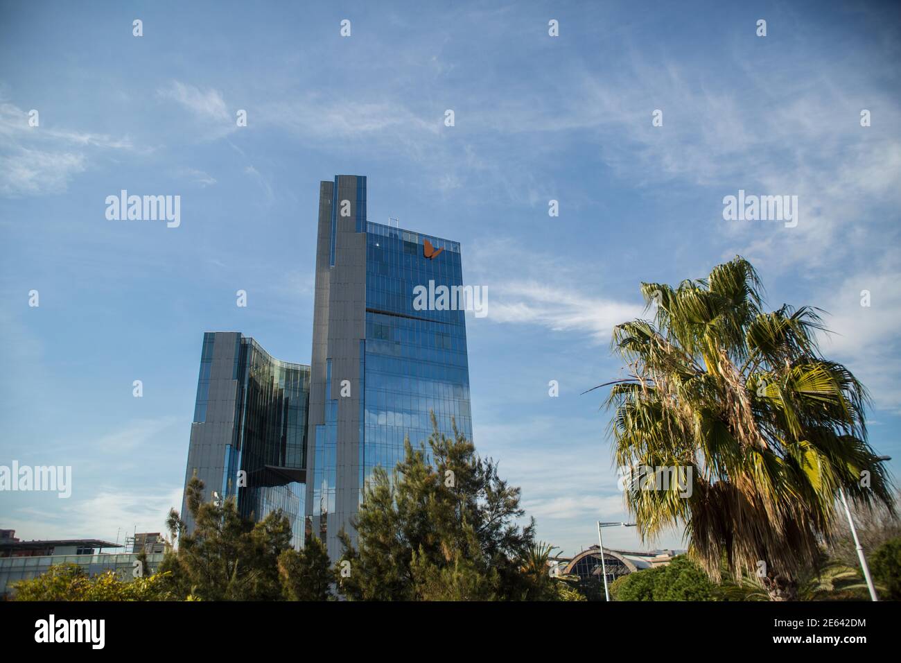 Das Logo des spanischen Strom- und Gasunternehmens Naturgy ist auf dem Firmengebäude in Barcelona zu sehen.der australische Investmentfonds IFM Investors hat ein teilweises freiwilliges Übernahmeangebot gestartet, um 22.69% des Aktienkapitals des spanischen Strom- und Gasunternehmens Naturgy zu übernehmen. Stockfoto