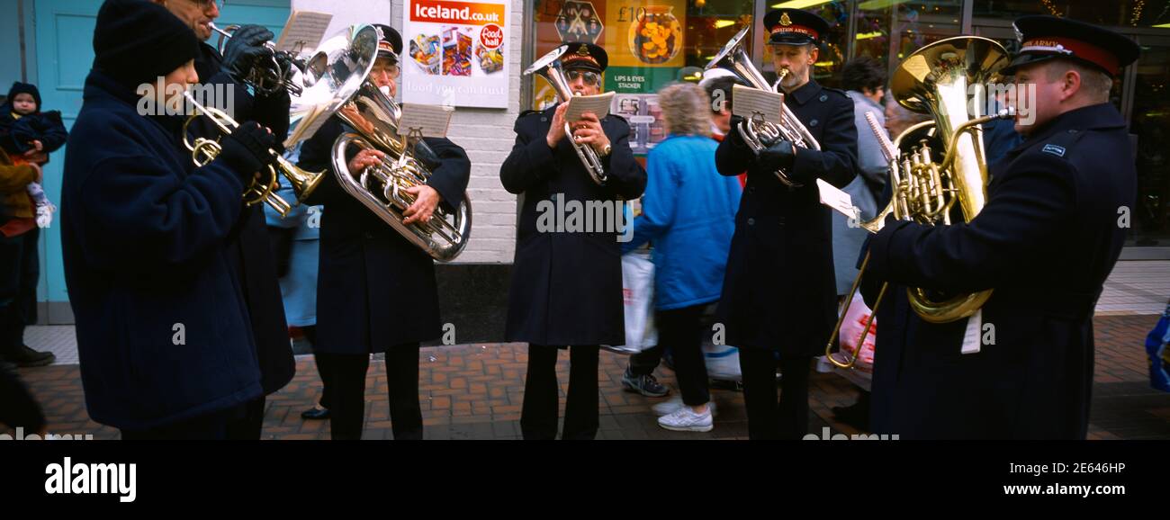 Salvation Army Brass Band spielt Weihnachtslieder auf der High Street Sutton Surrey England Stockfoto