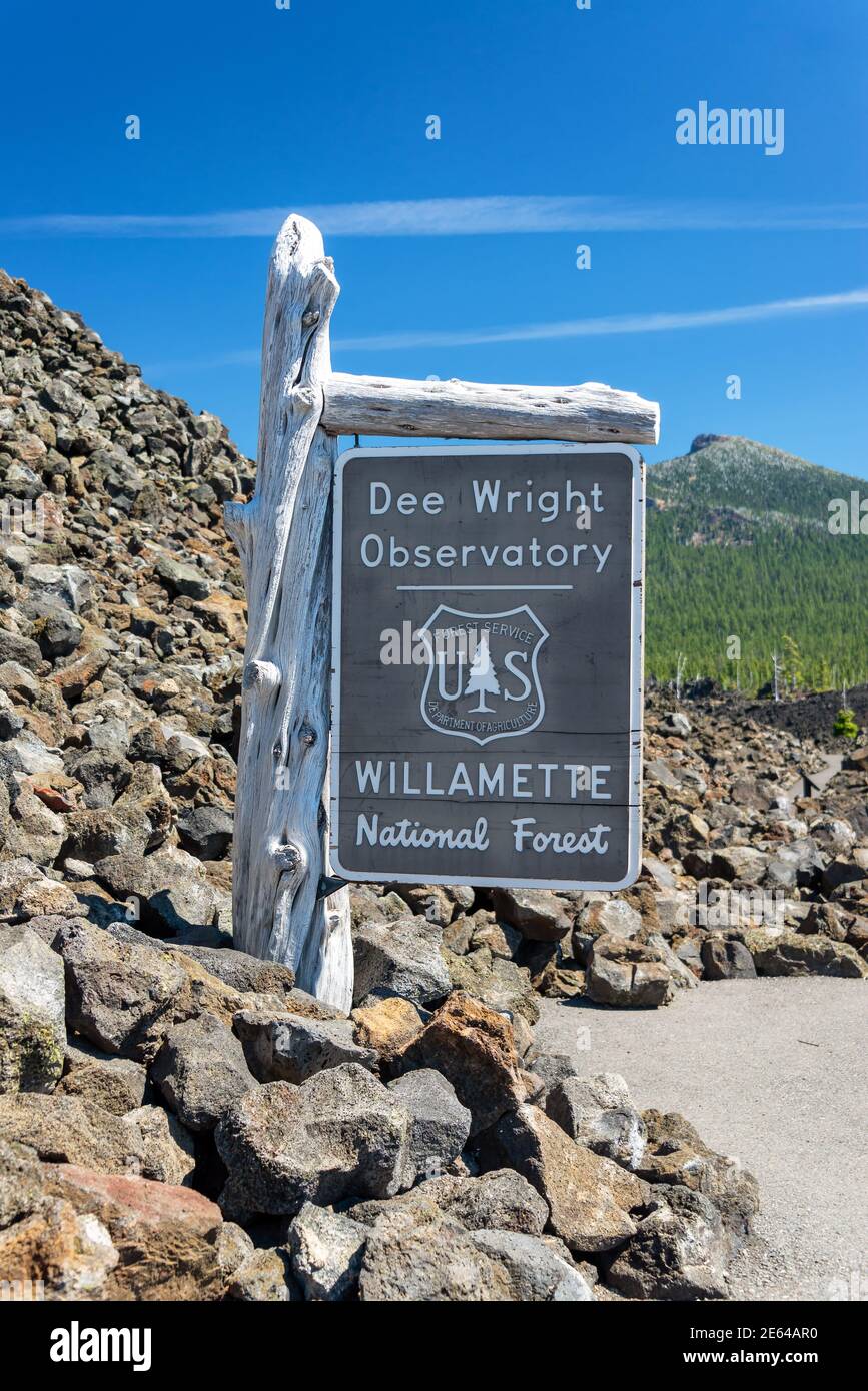 Schild für das Dee Wright Observatory in Zentral-Oregon Stockfoto