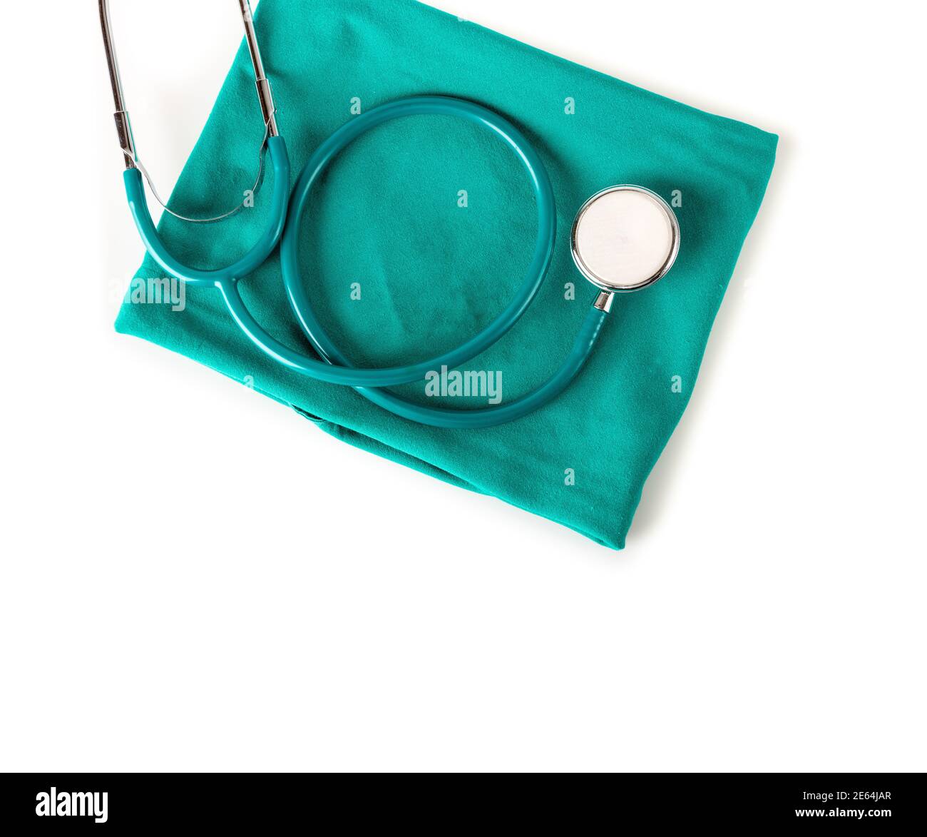 Stethoskop auf grünem Tuch im Operationssaal, Stethoskop Konzept der Medizin und Diagnostik. Stockfoto