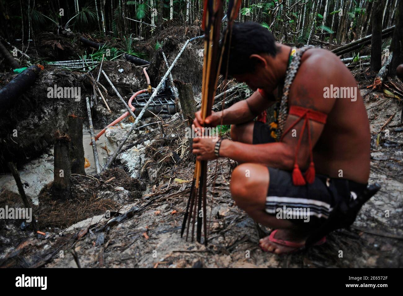 Die indischen Krieger von Munduruku kommen in ein Dschungelgebiet, das von Wildkatzen-Goldgräbern geräumt wurde, während sie auf ihrem Territorium im Tapajos-Flussbecken im westlichen para-Staat nach illegalen Goldminen und Bergarbeitern suchen 2014. Januar 26. Der Stamm der Munduruku hat gesehen, wie ihr Land von Wildkatzen-Bergleuten auf der Suche nach Gold überschwemmt wurde, und die Stammesführer reisten letztes Jahr in die Hauptstadt Brasilia, um die Bundesregierung zu fordern, nicht-indigene Bergleute aus ihrem Territorium zu entfernen. Anstatt auf eine gerichtliche Entscheidung zu warten, um den Prozess zu beginnen - was Jahre dauern könnte - entschied sich die Munduruku, die Dinge in ihre o zu nehmen Stockfoto