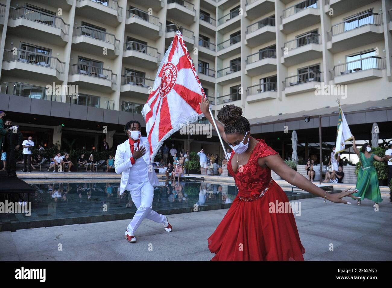 Rio De Janeiro, Rio de Janeiro, Brasilien. Januar 2021. RIO DE JANEIRO (RJ), 28/01/2021 - SAUDACAO DO CARNAVAL CARIOCA das ESCOLAS DE SAMBA DO GRUPO ESPECIAL AO EMBARQUE das FANTASTIAS DO CARNAVAL PARA A FRANCA - as escolas de samba do grupo especial do Rio de Janeiro, saudam nesta quinta-feira (28), no Fairmont Hotel, em Copacabana, o embarque das fantastias do carnaval carioca para a Franca, para a grande exposicao do carnaval do Rio de Janeiro, no Centro Nacional do Figurino de Cena, na cidade de Moulins, na Franca 2021. Quelle: Saulo Angelo/TheNEWS2/ZUMA Wire/Alamy Live News Stockfoto