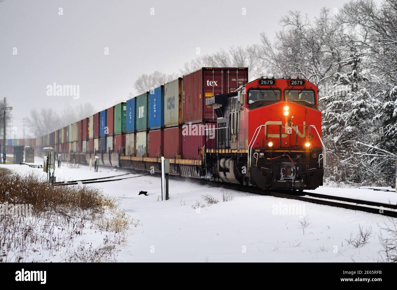 Bartlett, Illinois, USA. Eine einzige Canadian National Railway Lokomotive, die einen intermodalen Güterzug führt. Stockfoto