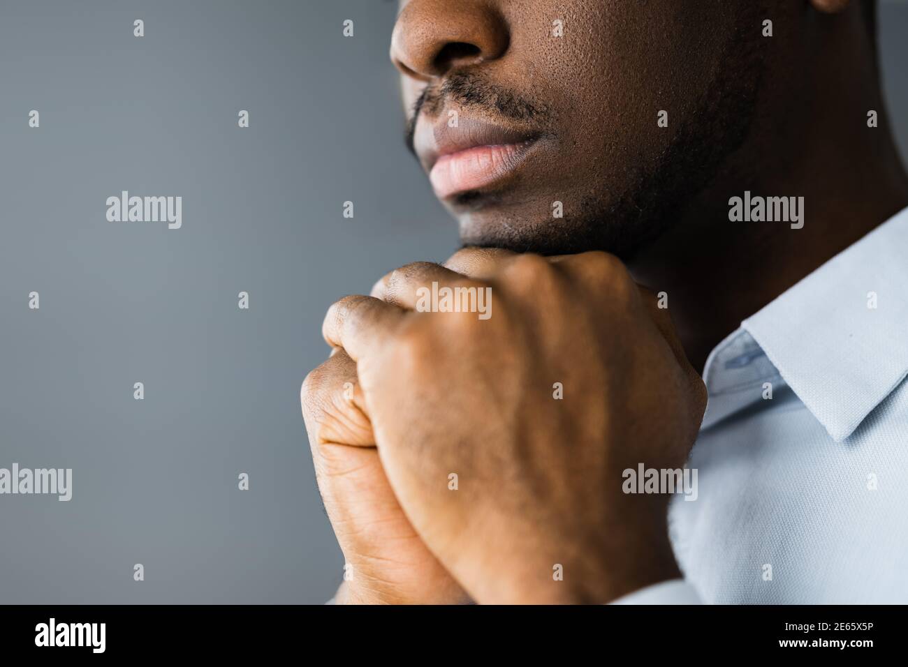 Afroamerikanischer Mann, Der Gott Betet Und Sucht Stockfoto