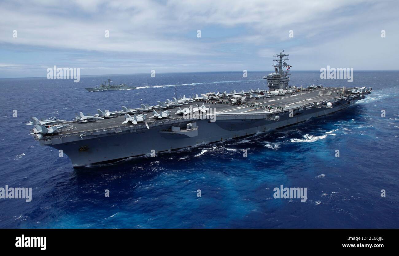 Die USS Nimitz, eine nuklear angetriebene Flugzeugträger derzeit von Biokraftstoff, ergänzt segelt über 150 Meilen nördlich der Insel Oahu während RIMPAC Marinemanöver aus Hawaii Juli 18,2012. REUTERS/Hugh Gentry (Vereinigte Staaten - Tags: militärische Energie BUSINESS maritimen Umwelt) Stockfoto