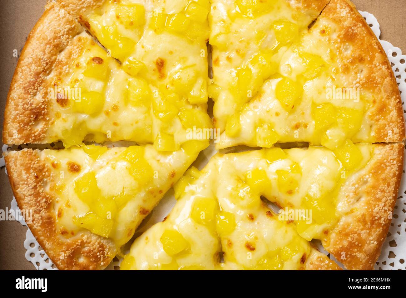 Von oben gesehen frische Pizza mit Obstteigungen Stockfoto