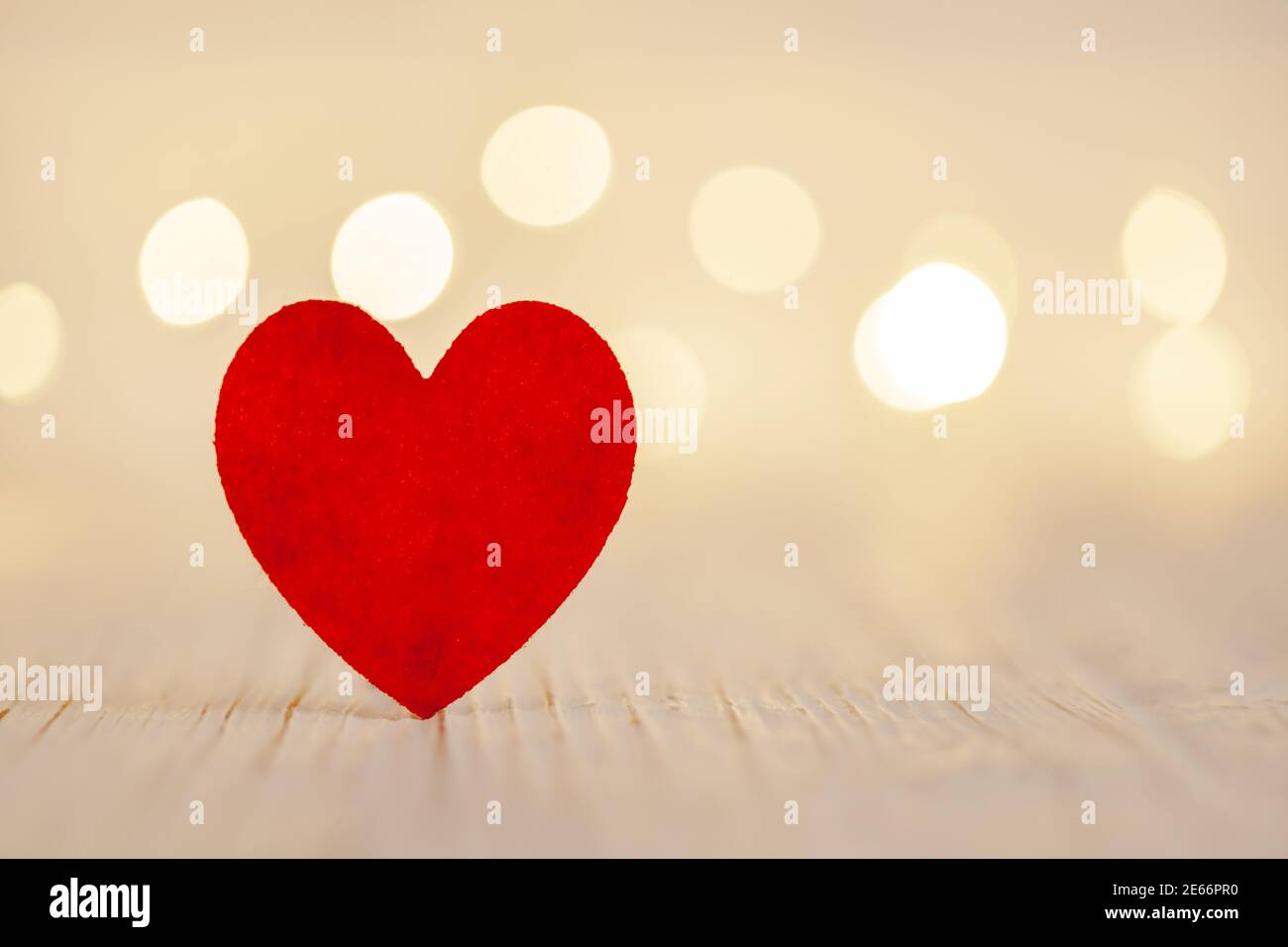 Postkarte mit einem kreuzigen Herzen Stockfoto