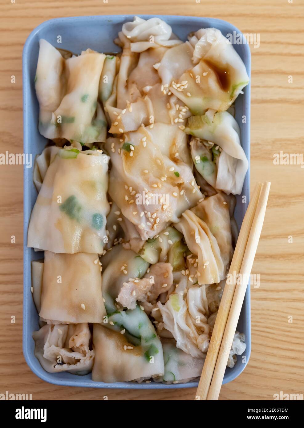 Traditionelle kantonesische Küche mit Cheong-Spaß oder Reisnudeln Vertikale Zusammensetzung Stockfoto