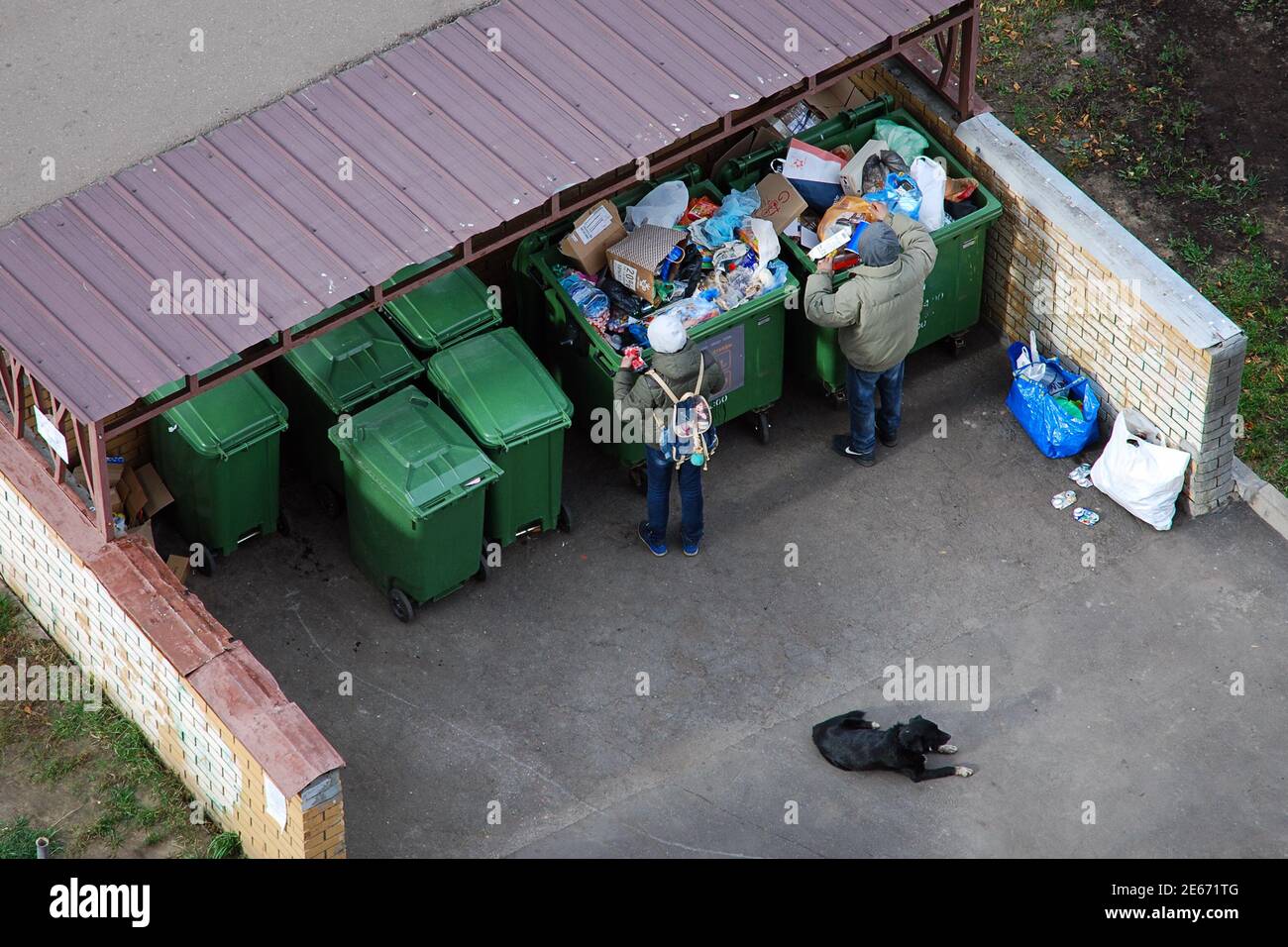 Obdachlose, die Mülltonnen graben, Moskau, 28.10.2019 Stockfoto