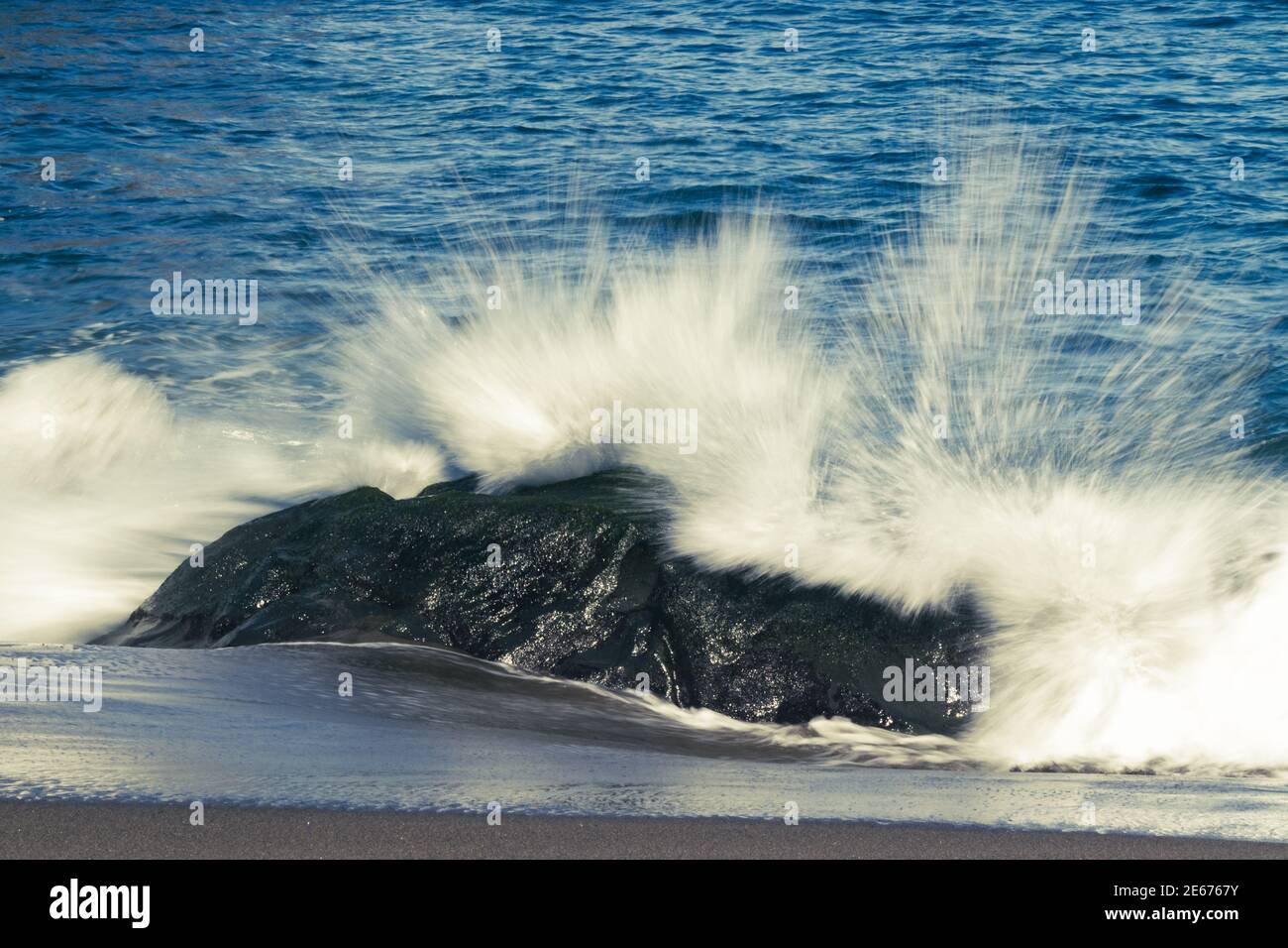 Atlantischer Ozean, starke Wellen, planschen, brechen an der Küste, Felsen, vulkanische Insel, Azoren. Stockfoto