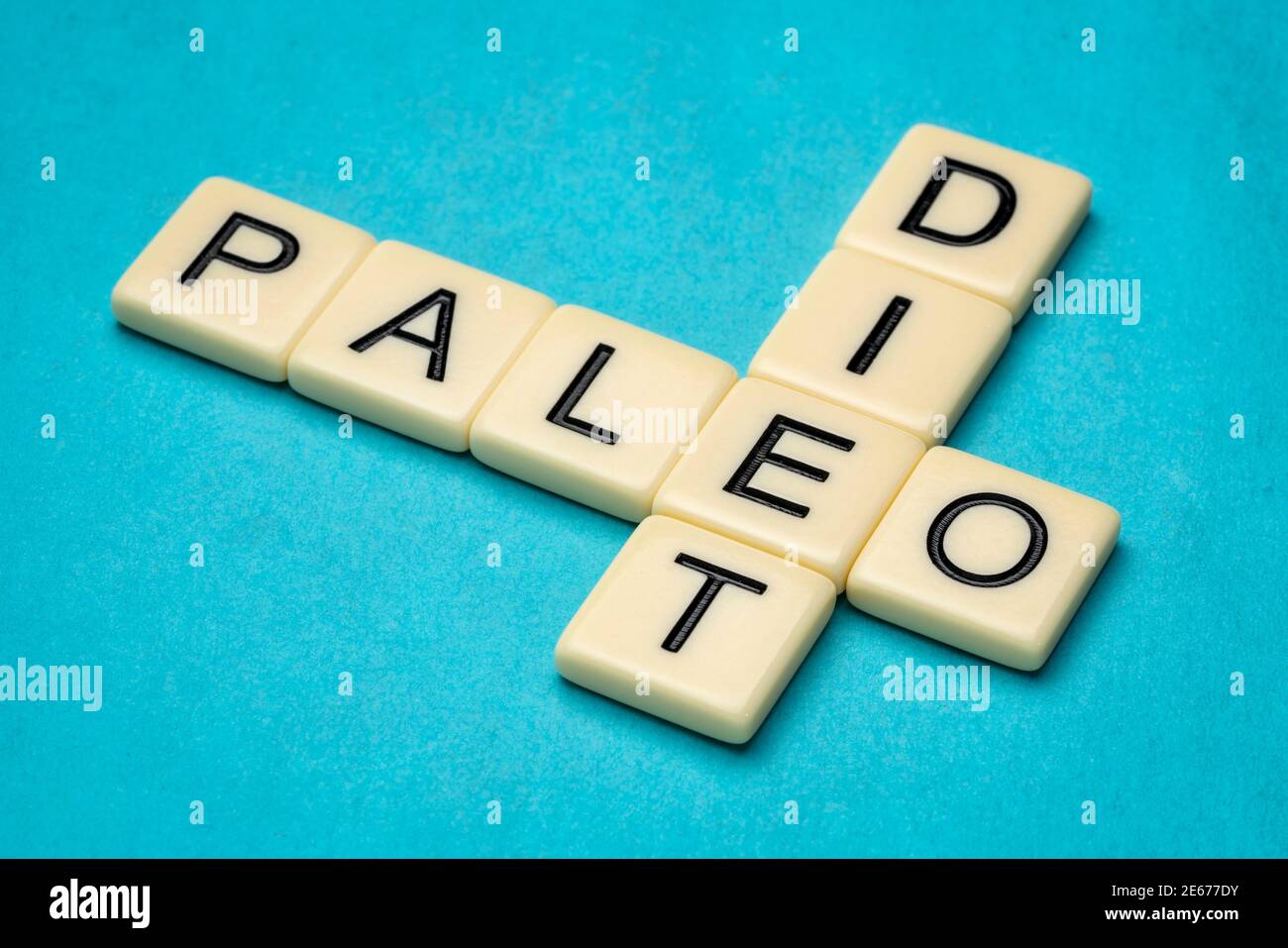 paleo Diät Kreuzworträtsel in Elfenbein Buchstaben Fliesen gegen strukturierte handgemachte Papier, gesunde Ernährung Konzept Stockfoto