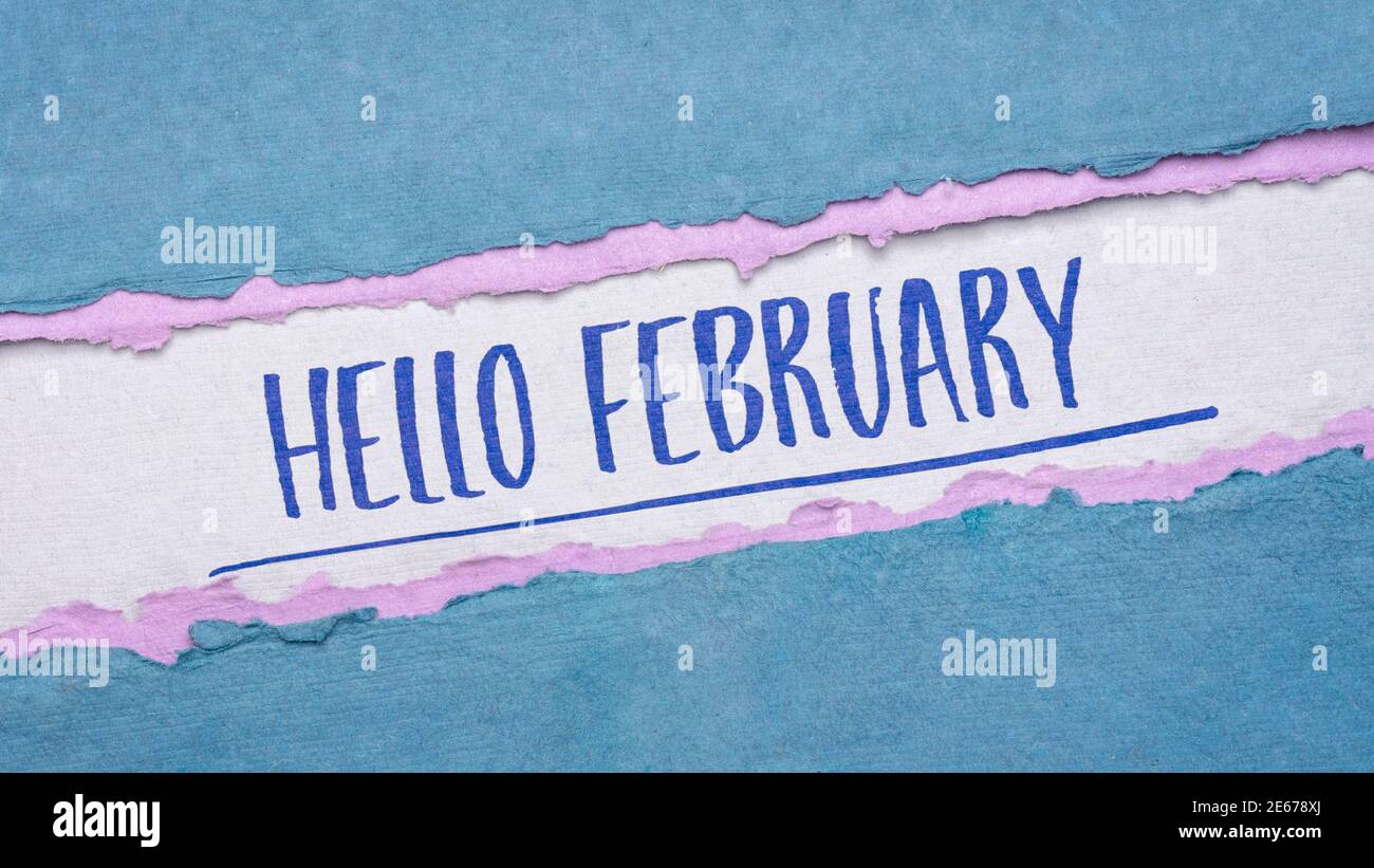 Hallo Februar - Handschrift auf handgeschöpftem Papier, Kalenderkonzept, Webbanner Stockfoto