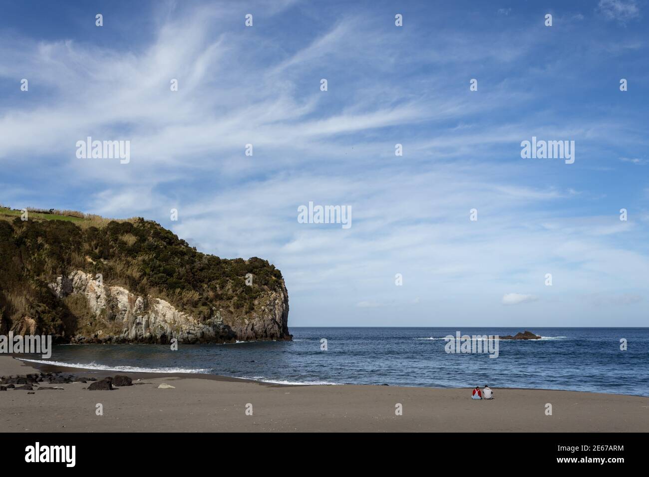Zwei Leute sitzen am Strand, Liebhaber genießen, gutes Wetter, Azoren, Sao Miguel. Stockfoto