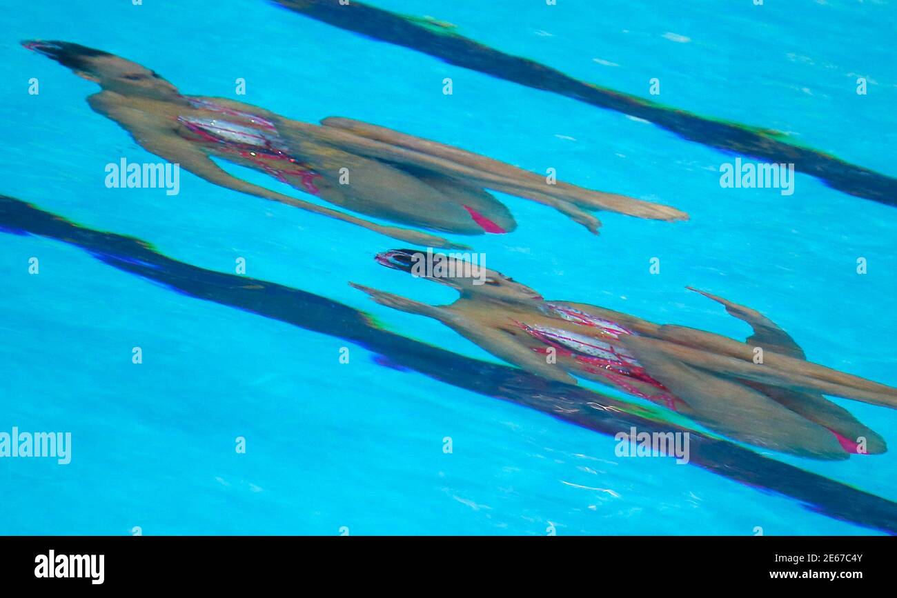 Die Italiener Linda Cerruti und Costanza Ferro treten beim synchonisierten Schwimmen-Duett-Freifinale bei den Schwimmweltmeisterschaften in Kazan, Russland, am 30. Juli 2015 auf. REUTERS/Michael Dalder Stockfoto
