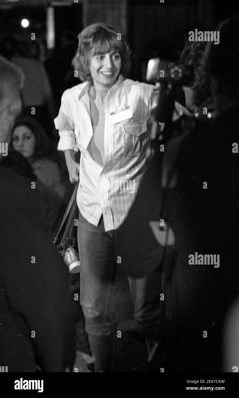 Schauspielerin Penny Marshall lächelt für Fotografen im Flippers Roller