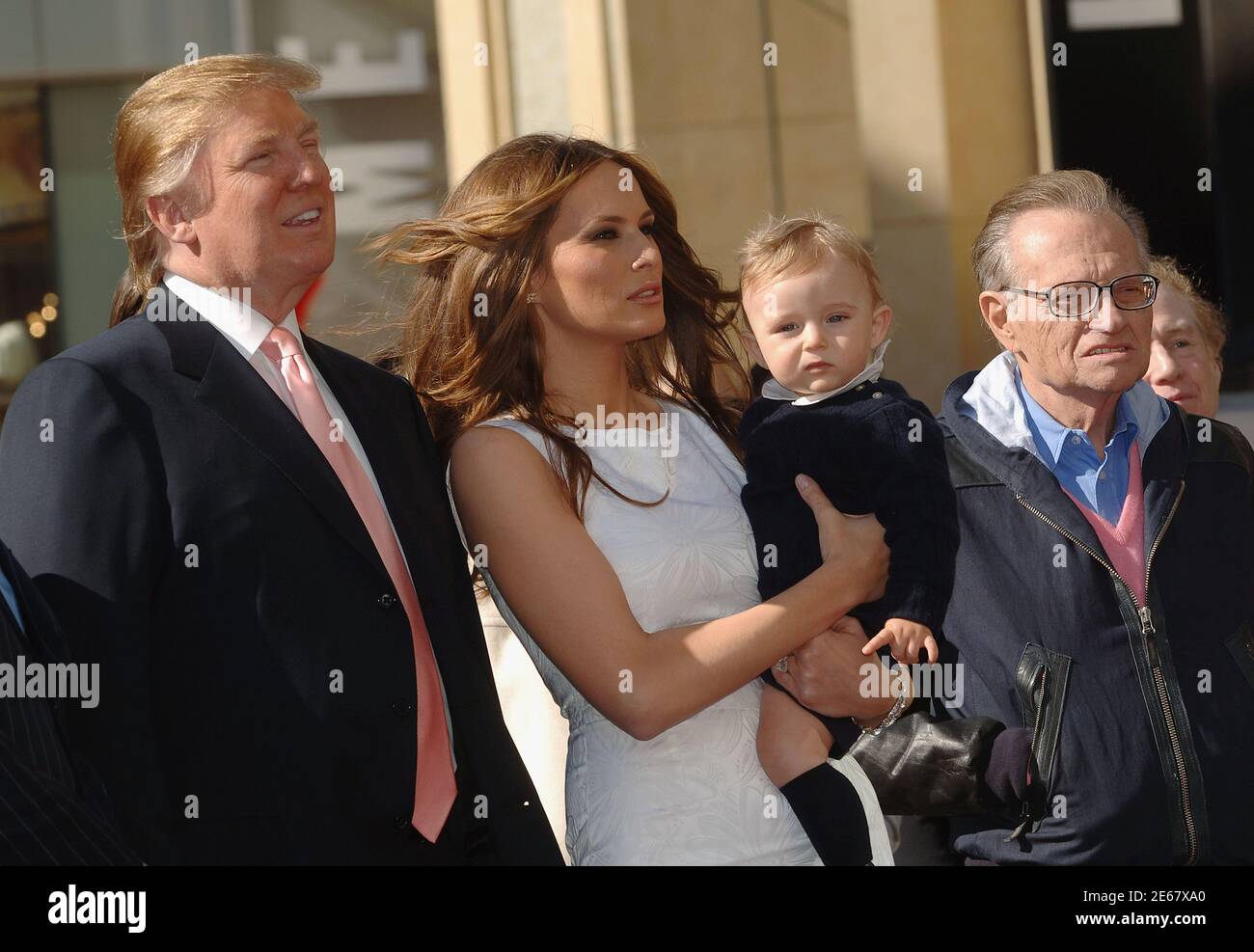 Los Angeles, USA. Januar 2007. Donald Trump (mit Frau Melania, Sohn Baron und Larry King) erhielt einen Star auf dem Hollywood Walk of Fame in Los Angeles. 16. Januar 2007. Drei Viertel, horizontale Quelle: Tsuni/USA/Alamy Live News Stockfoto