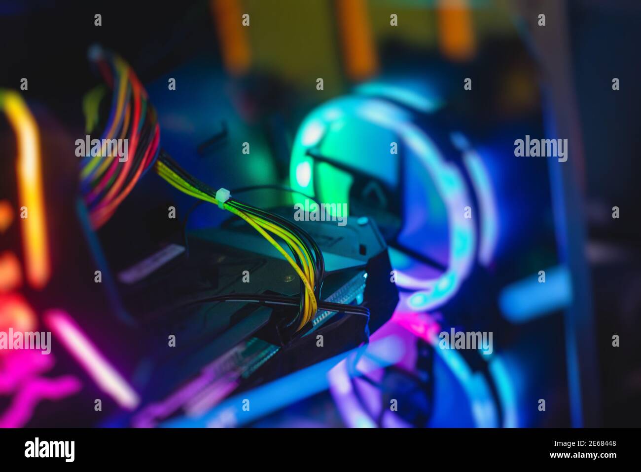 Blick auf Gaming-PC mit rgb-LED-Leuchten, leistungsstarke High-End-Personal-Computer, montiert mit Hardware-Komponenten, zu Hause oder im Cybersport Arena Stockfoto
