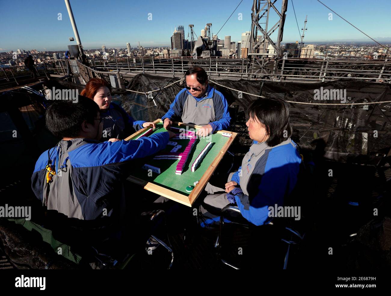 (L-R) Tony Liu spielen, Ling Khor, Jak Heng Pauline Heng und das traditionelle chinesische Brettspiel "Mahjong" auf die Sydney Harbour Bridge während einer Werbeveranstaltung in Sydney 15. Mai 2013. Sitzen 134 Meter (440 ft) über dem Meeresspiegel, fand das Spiel um The Mandarin Climb Touren zu fördern, während die Besucher an die Spitze der berühmten Brücke mit Hilfe der Mandarin-sprachigen Führer klettern können. Sydney wird auch Gastgeber der World Series of Mahjong vom 2. Juni bis 4.  REUTERS/David Gray (Australien - Tags: Gesellschaft reisen) Stockfoto
